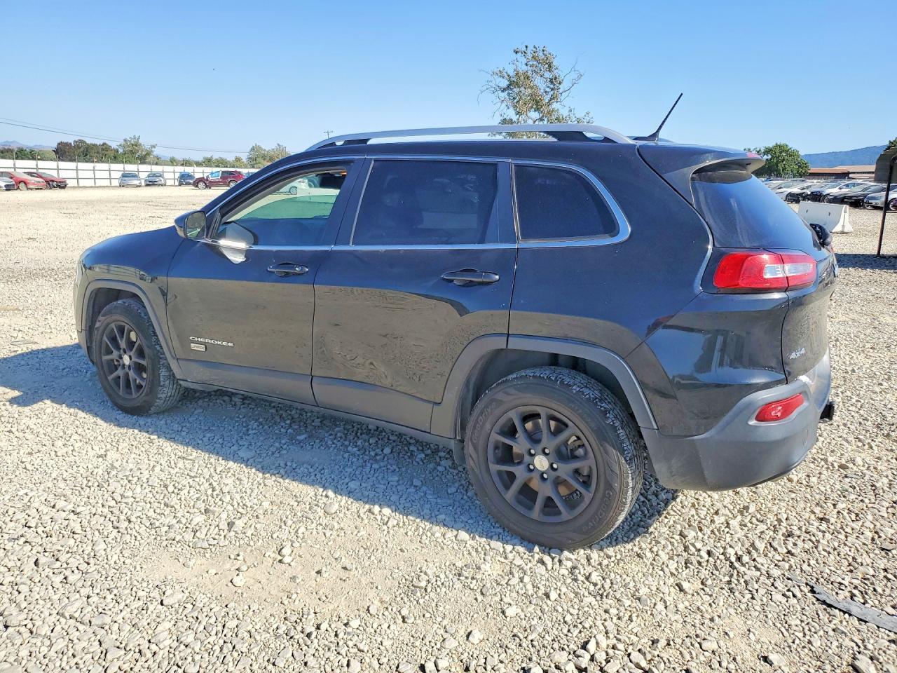 2016 Jeep Cherokee Latitude - Image 2