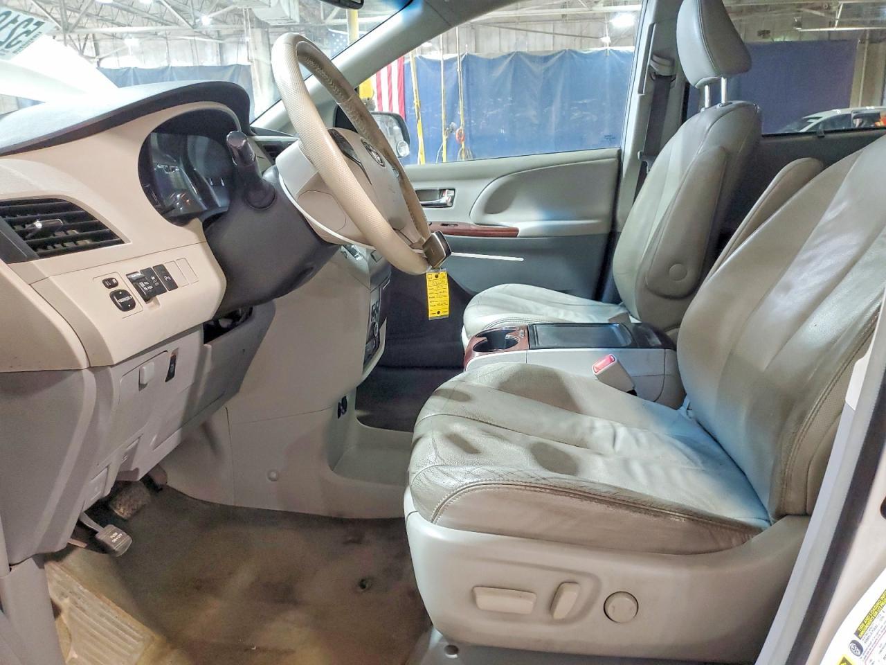 2014 Toyota Sienna Xle 8-Passenger - Image 7