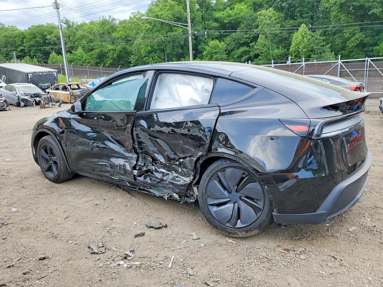 2026 Tesla Model Y - Фото 2