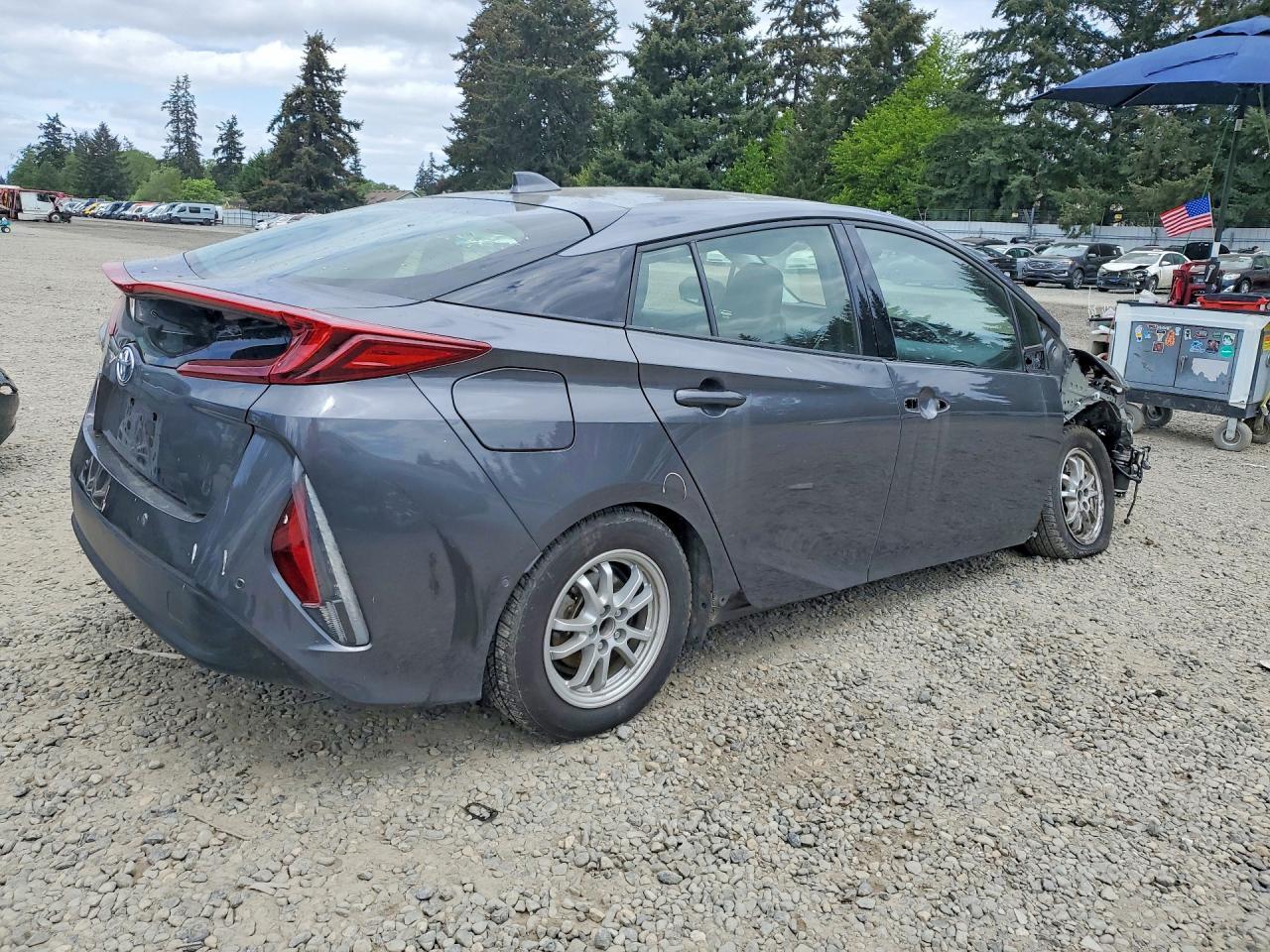 2017 Toyota Prius Prime Advanced - Image 3