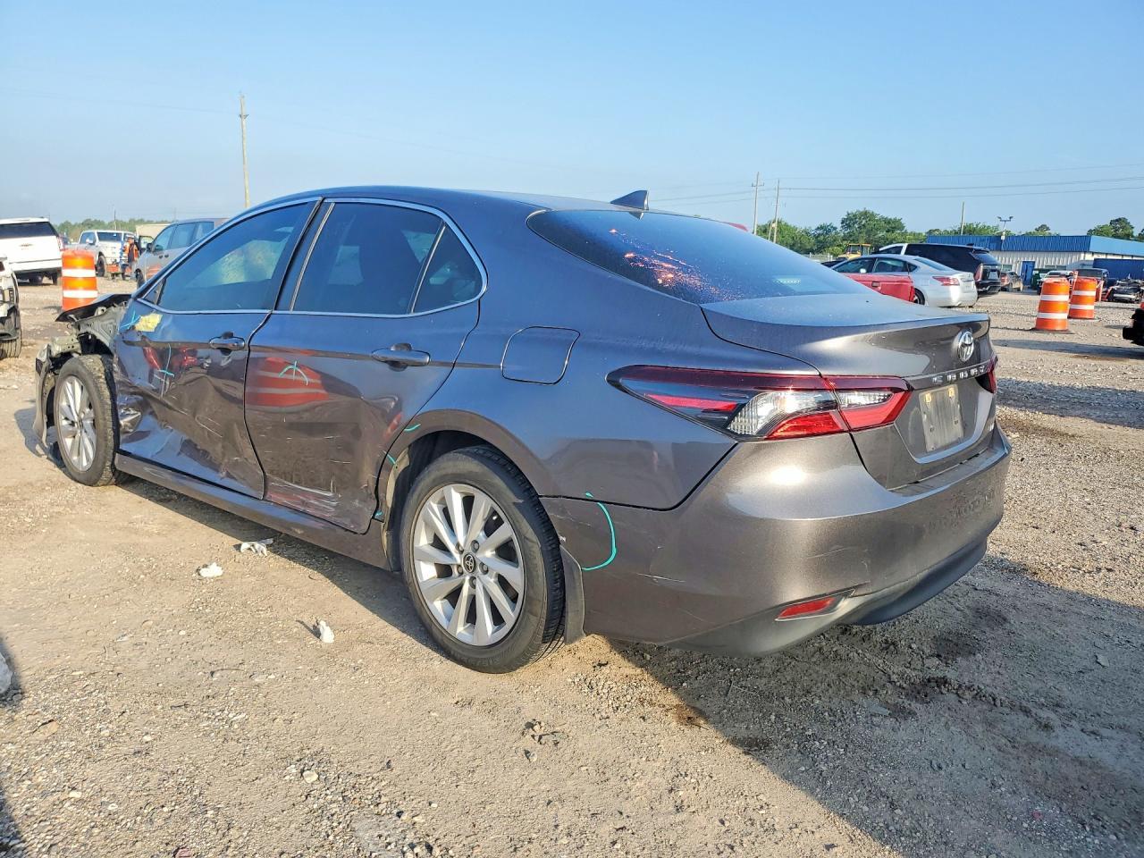 2021 Toyota Camry Le - Фото 2