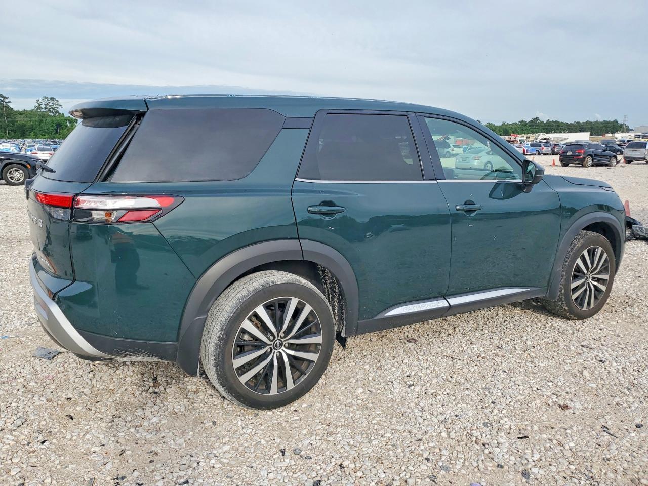 2024 Nissan Pathfinder Platinum - Image 3