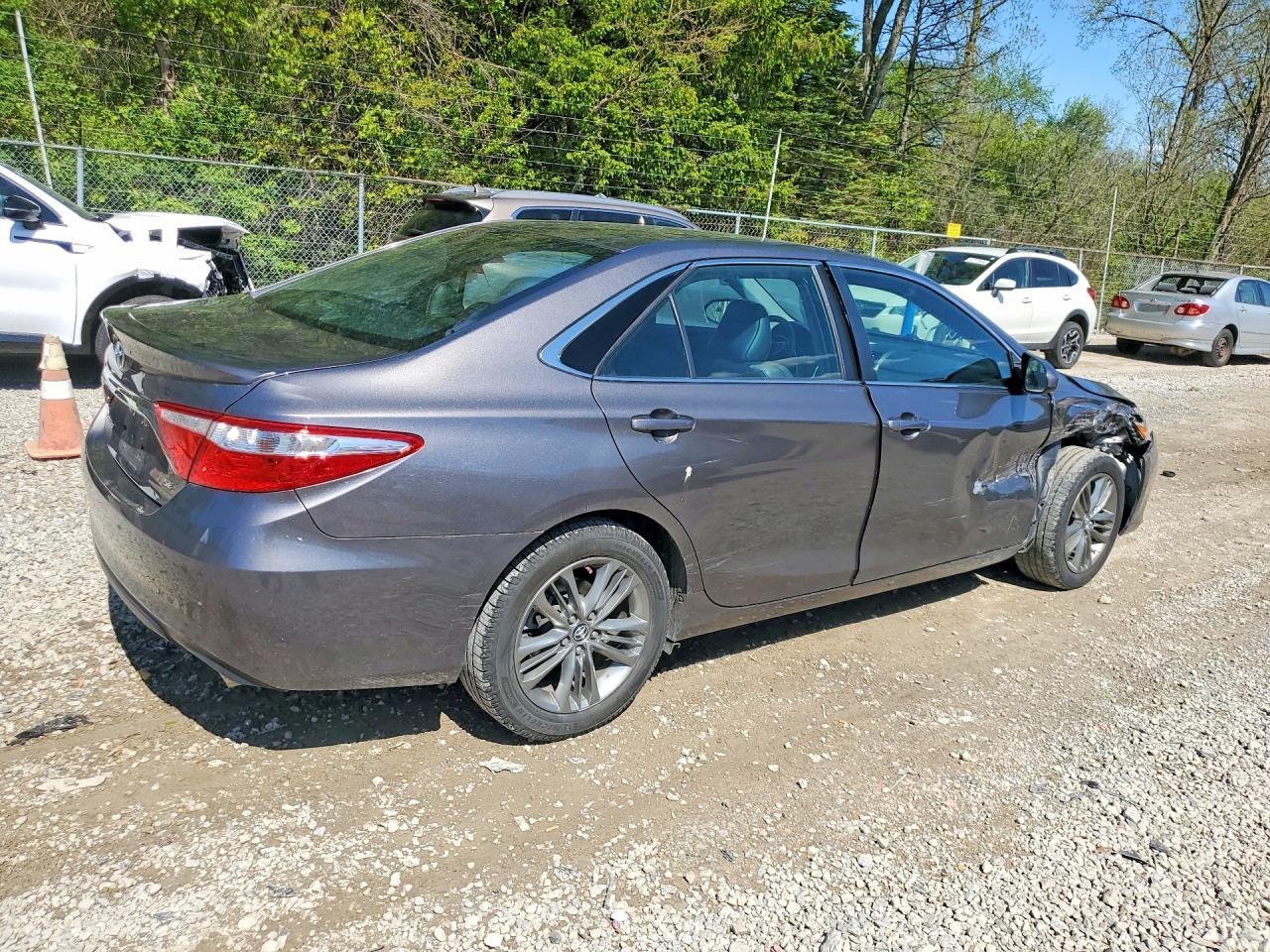 2017 Toyota Camry Se - Фото 3