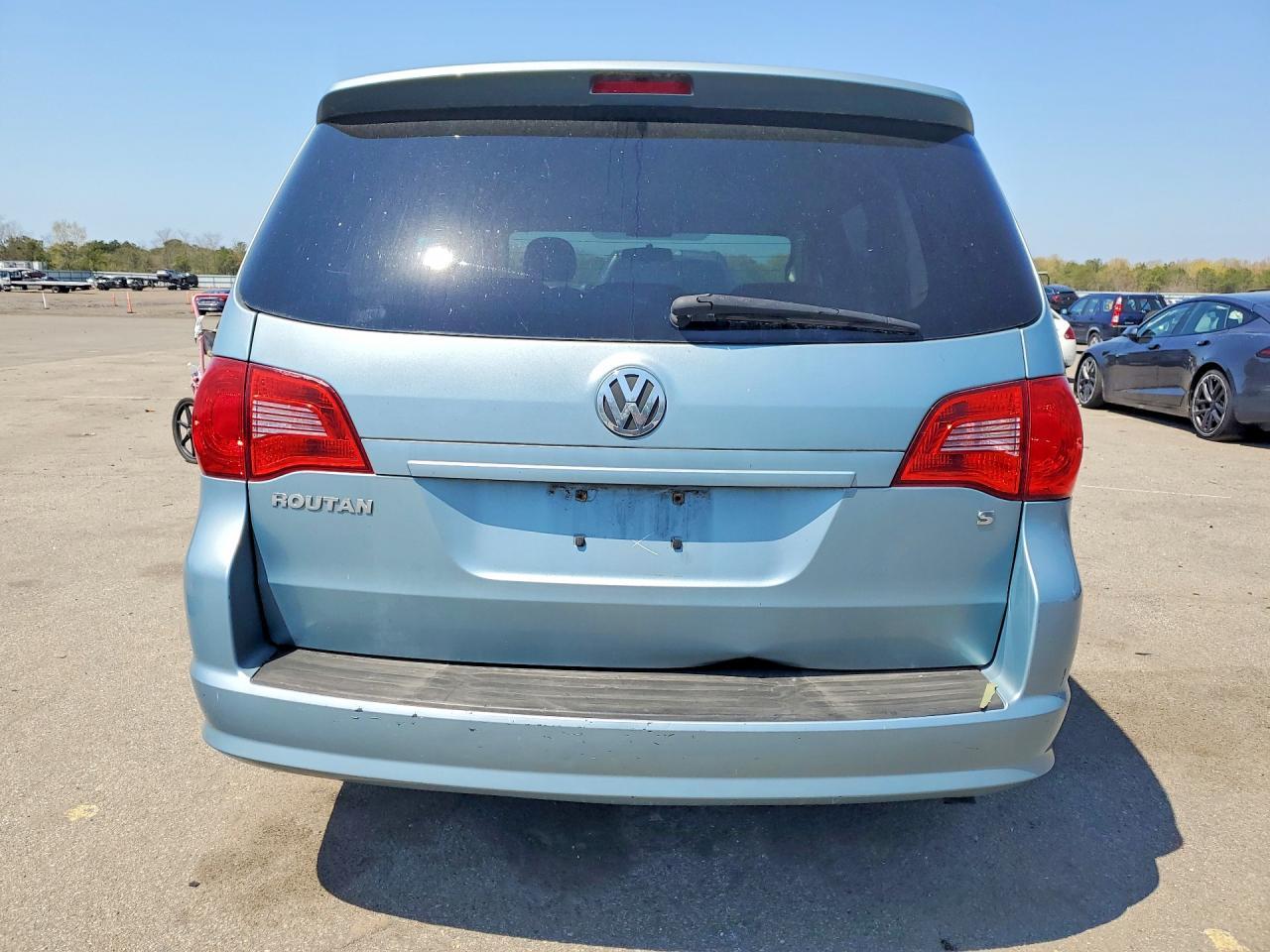 2009 Volkswagen Routan S - Фото 6