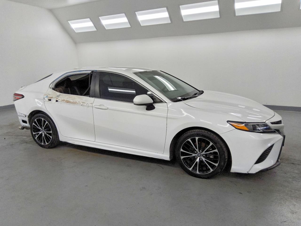 2019 Toyota Camry Se - Фото 4