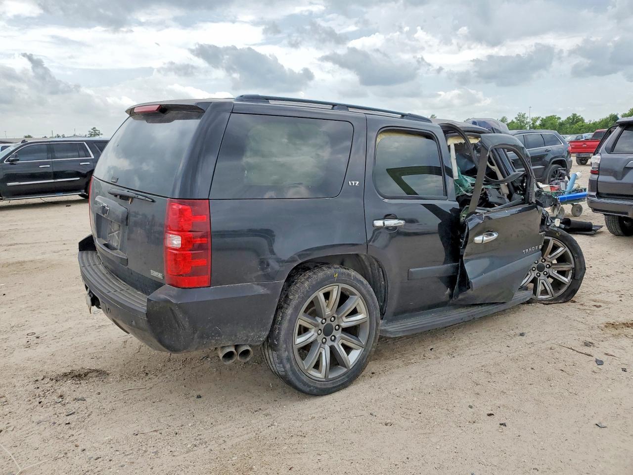 2008 Chevrolet Tahoe C1500 - Фото 3