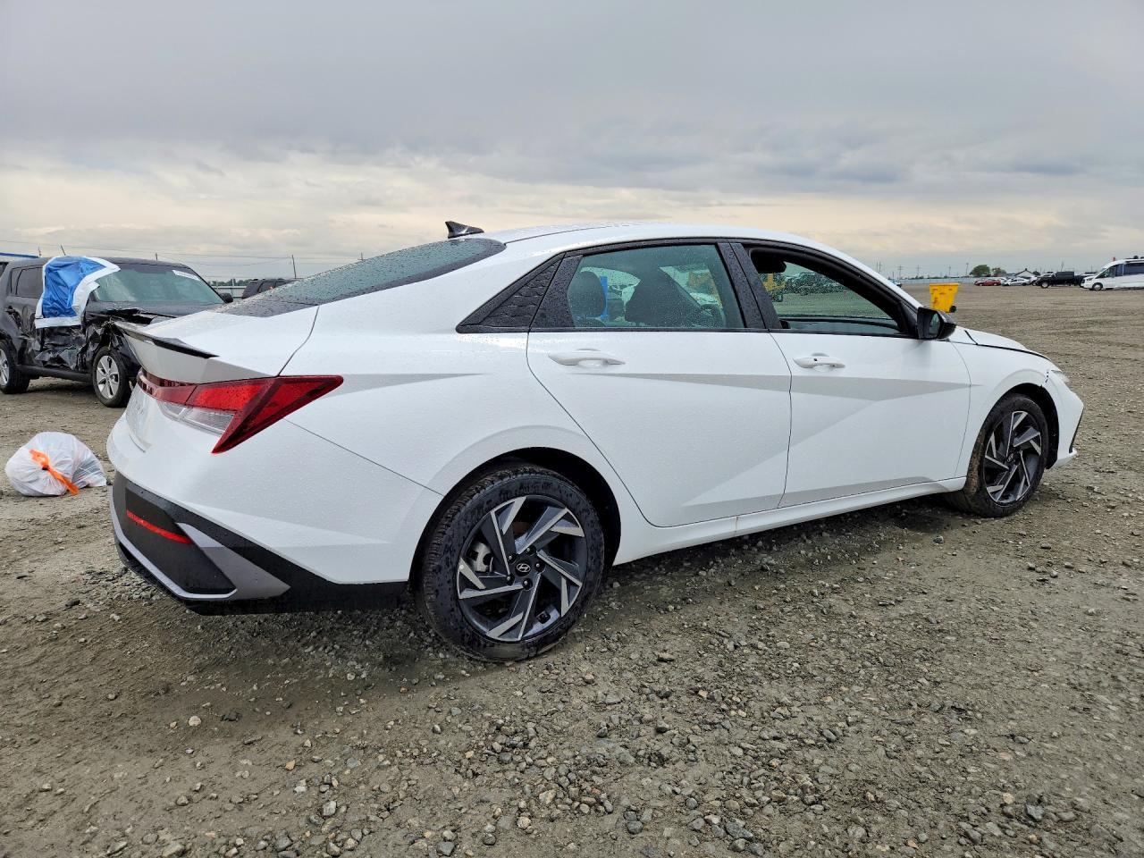 2025 Hyundai Elantra Sel Sport - Image 3