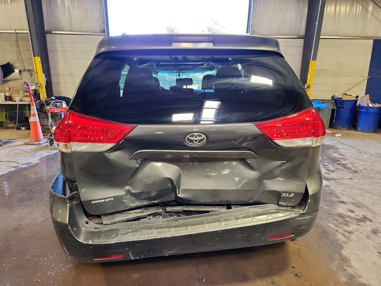 2011 Toyota Sienna Xle 8-Passenger - Фото 6