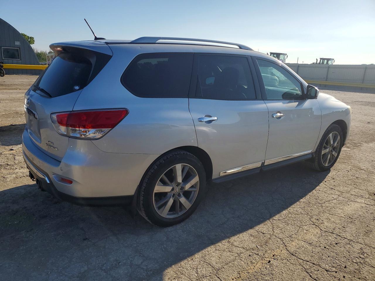 2013 Nissan Pathfinder S - Image 3