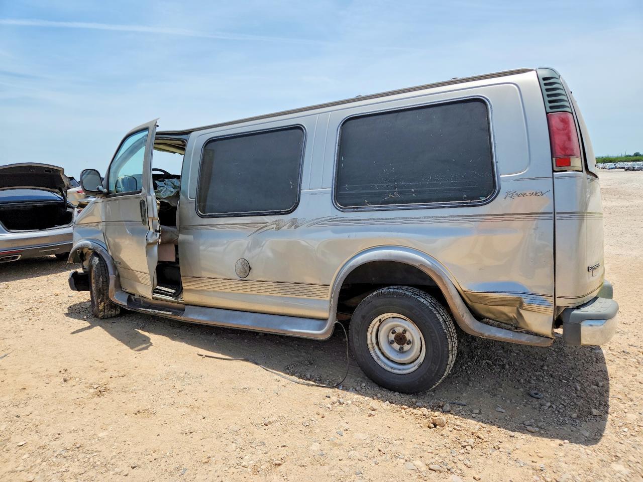 2000 Chevrolet Express G1500 - Фото 2