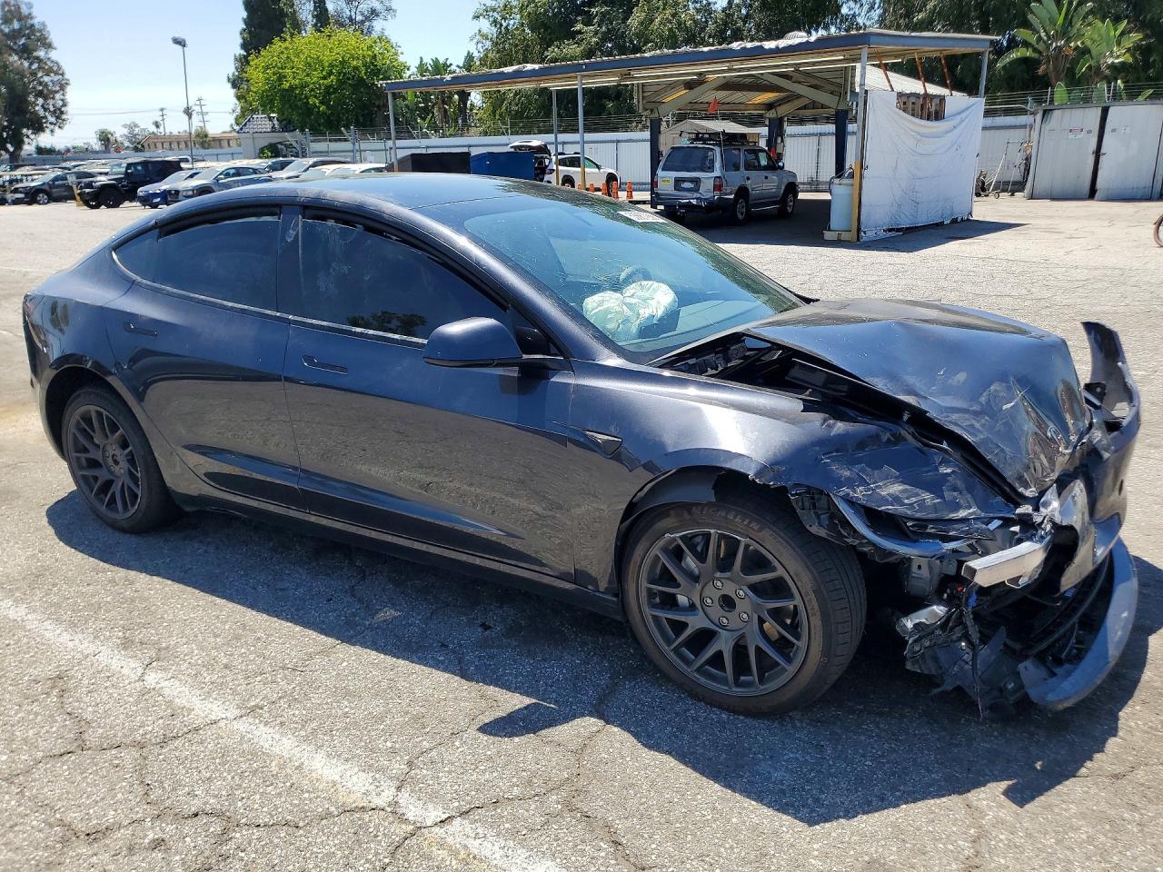 2025 Tesla Model 3 - Фото 4