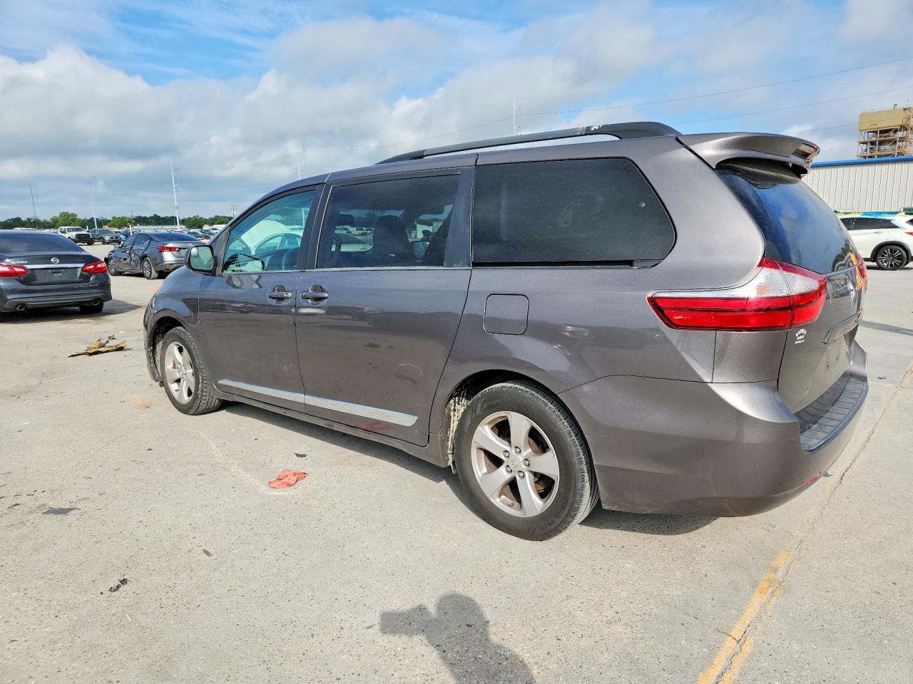 2017 Toyota Sienna Le - Image 2