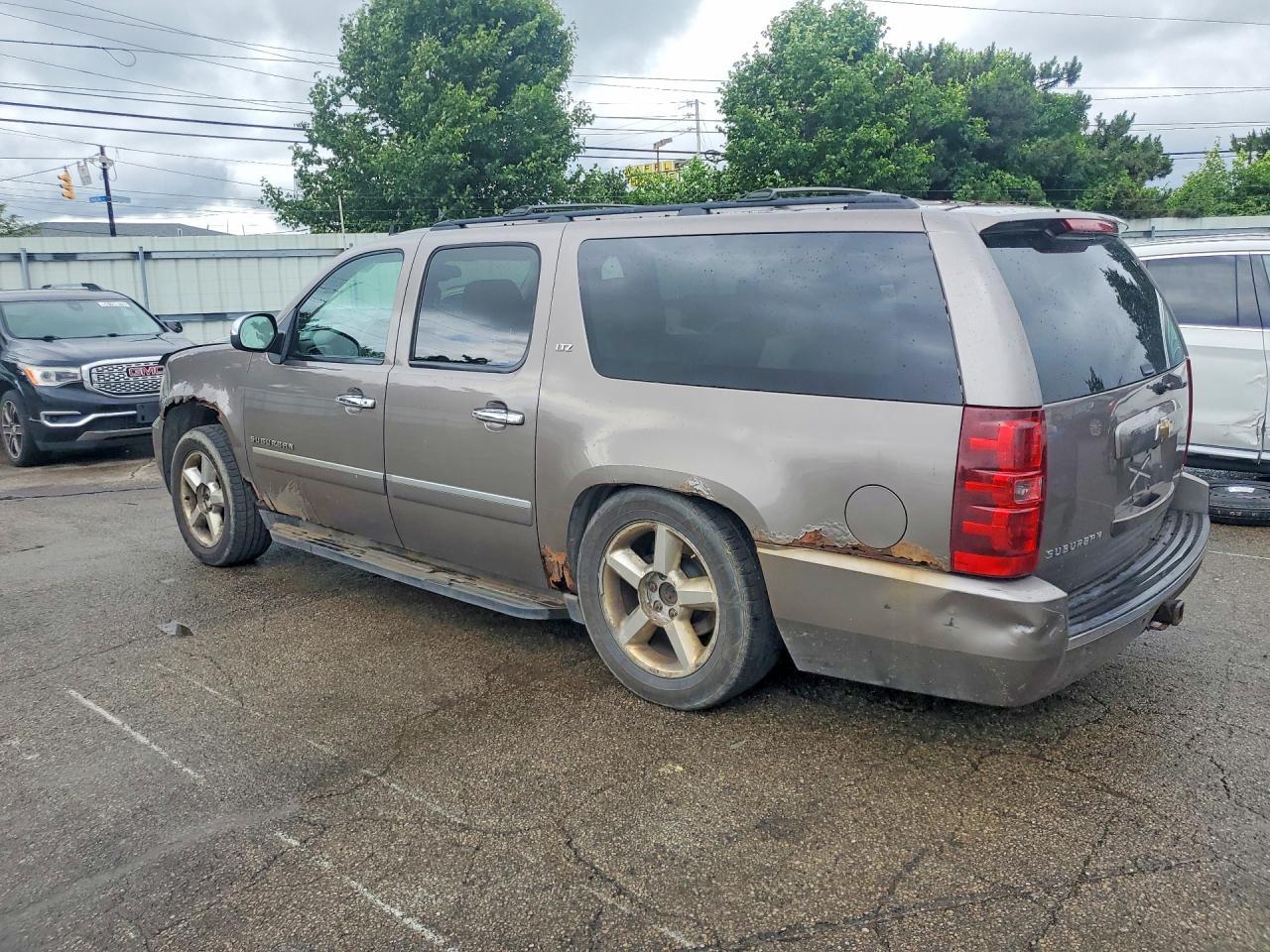 2011 Chevrolet Suburban K1500 Ltz - Image 2