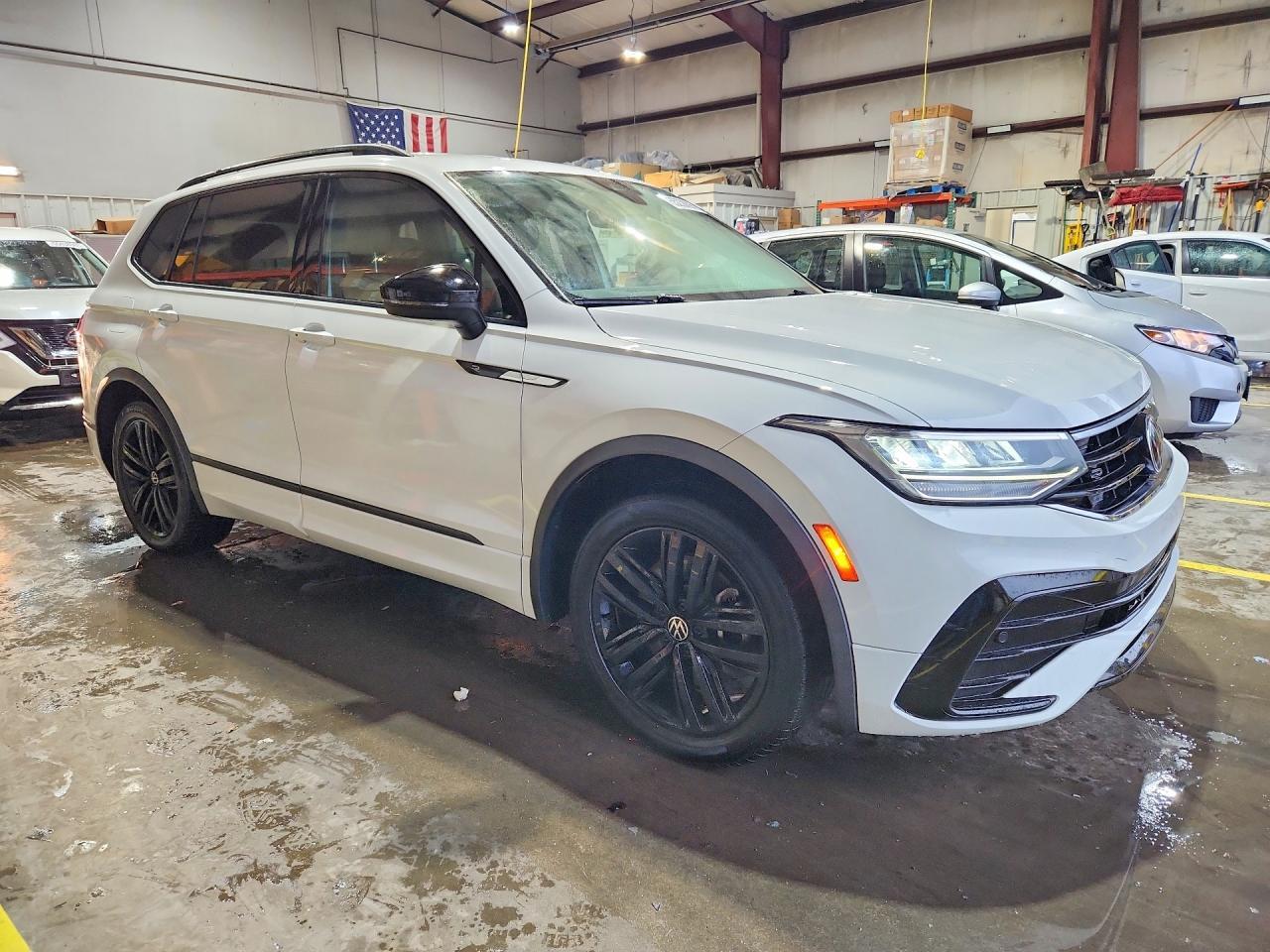 2022 Volkswagen Tiguan Se R-Line Black - Image 4