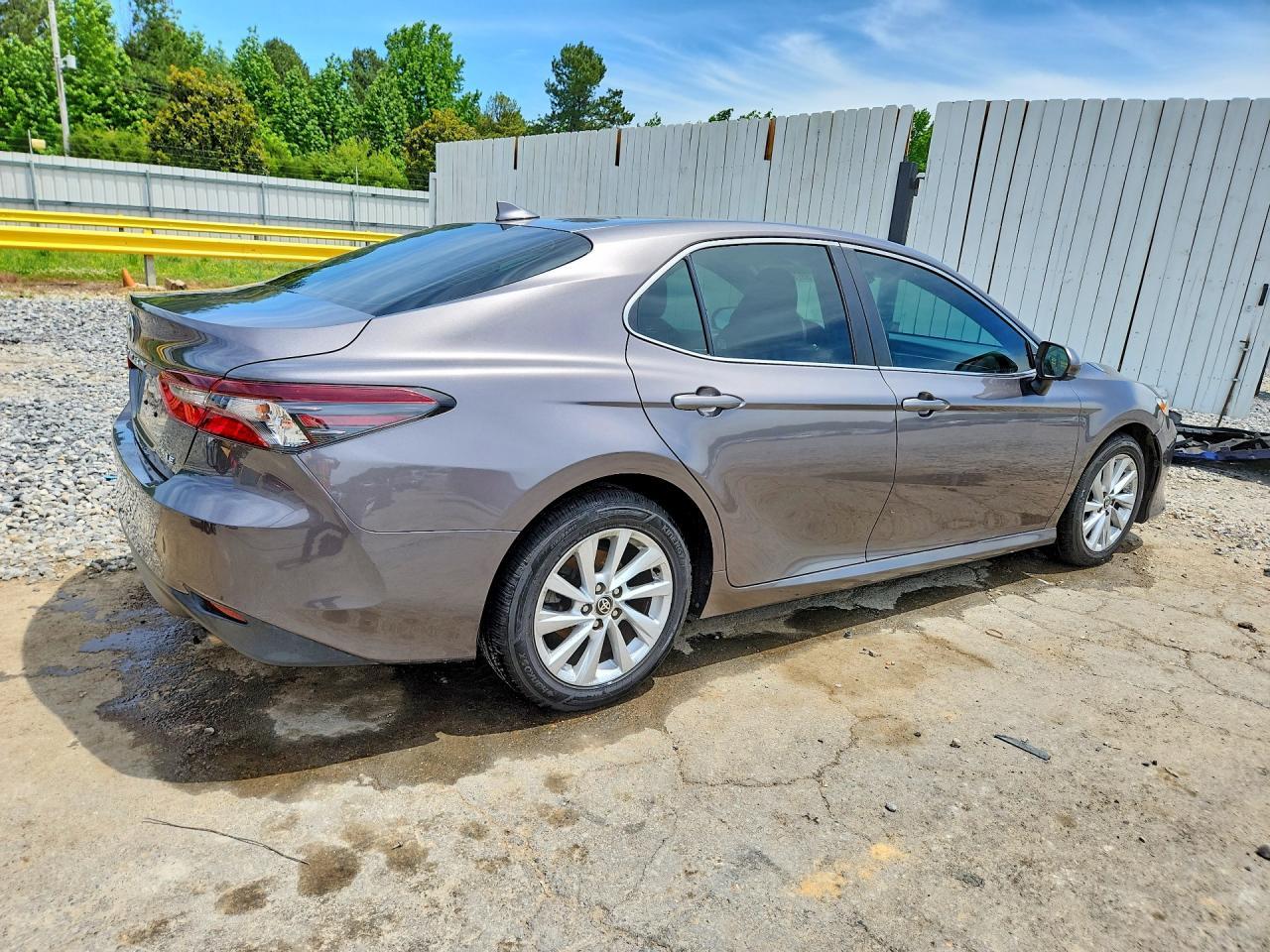 2021 Toyota Camry Le - Фото 3