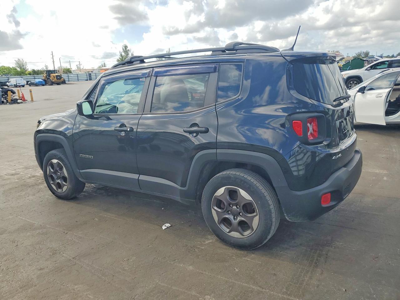 2016 Jeep Renegade Latitude - Image 2