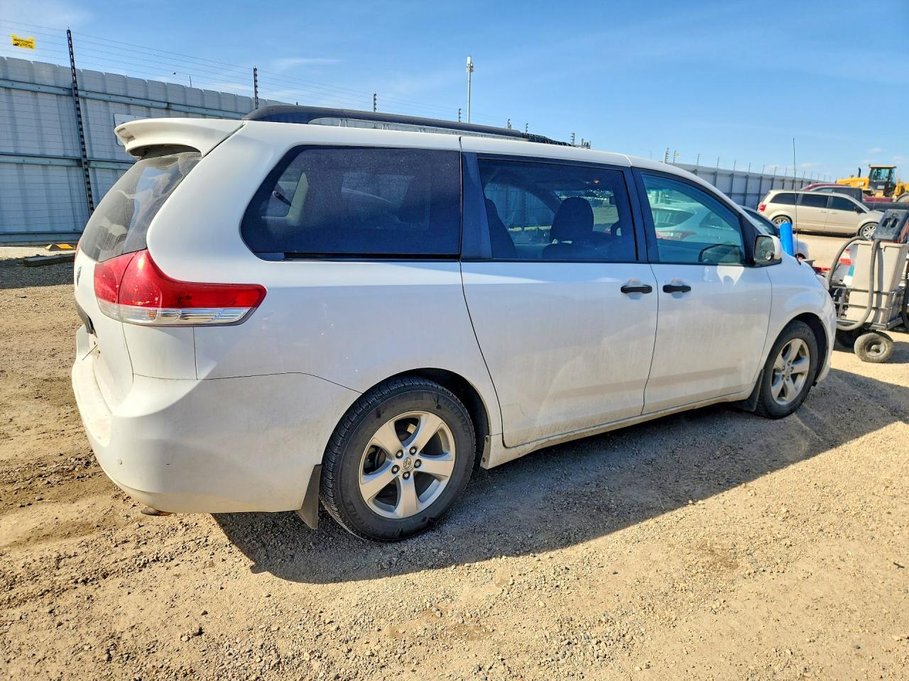 2013 Toyota Sienna L 7-Passenger - Фото 3