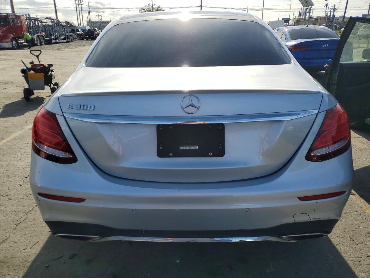 2019 Mercedes-Benz E 300 - Фото 6