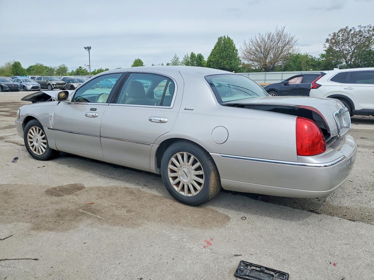 2003 Lincoln Town Car Executive - Image 2
