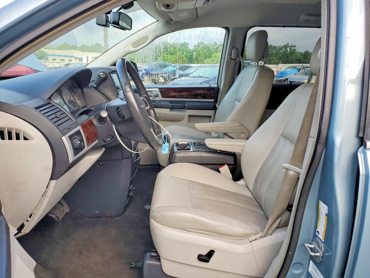 2010 Chrysler Town & Country Touring Plus - Image 7