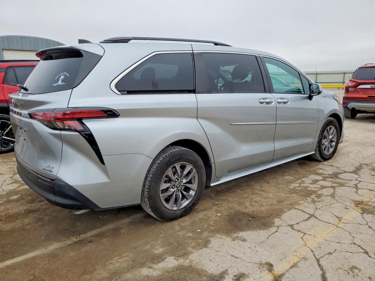 2021 Toyota Sienna Xle - Фото 3