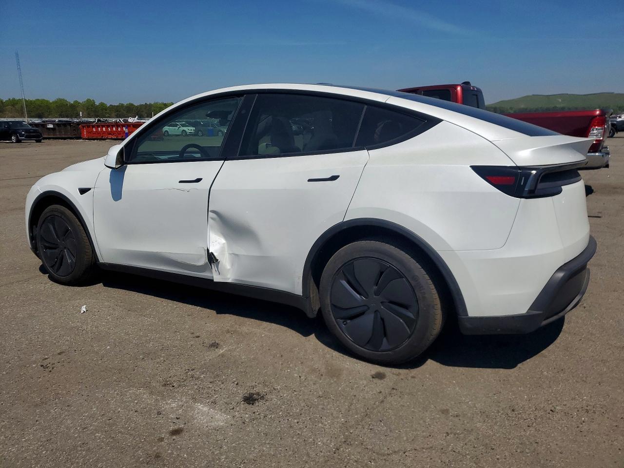 2026 Tesla Model Y - Фото 2