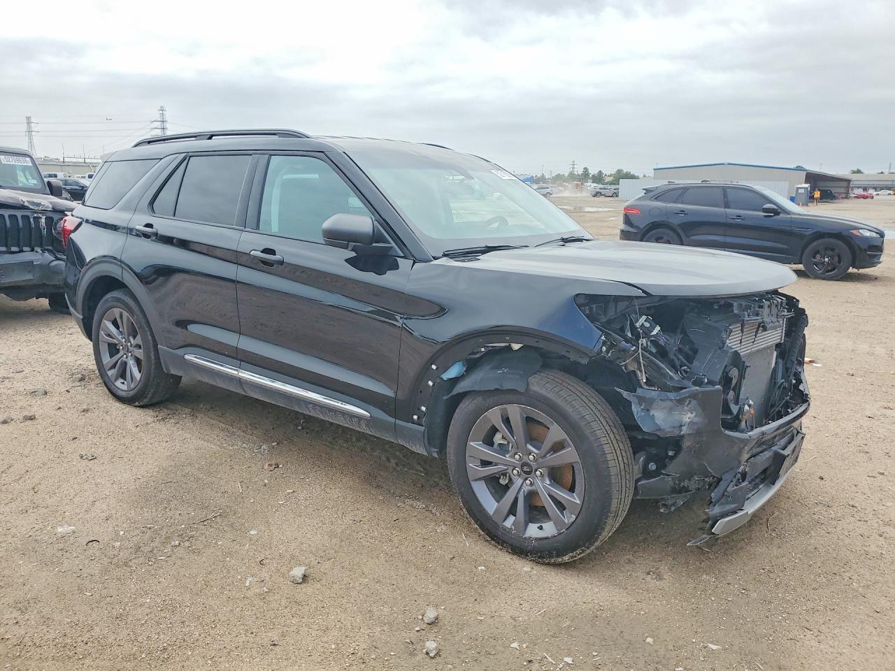 2025 Ford Explorer Active - Image 4