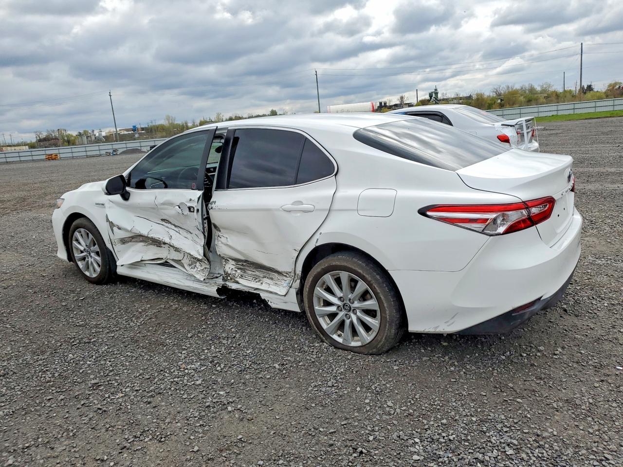 2018 Toyota Camry Le Hybrid 4Dr - Фото 2