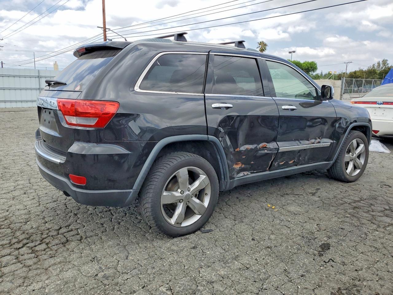 2012 Jeep Grand Cherokee Overland - Image 3