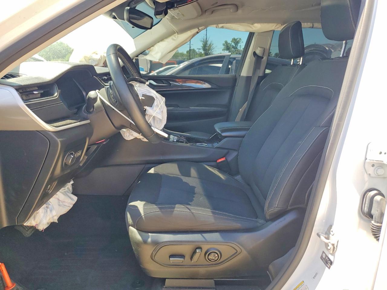2022 Jeep Grand Cherokee L Laredo - Image 7