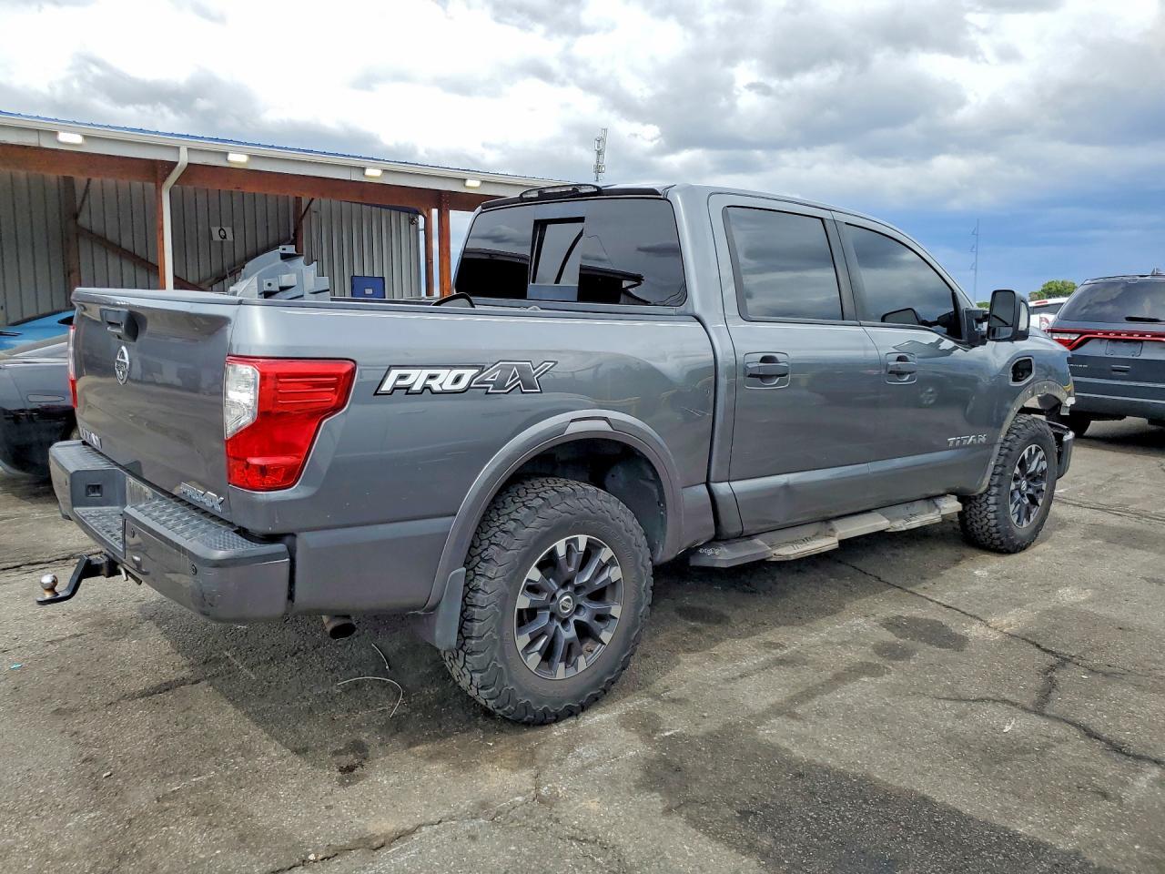 2017 Nissan Titan Pro-4X - Фото 3