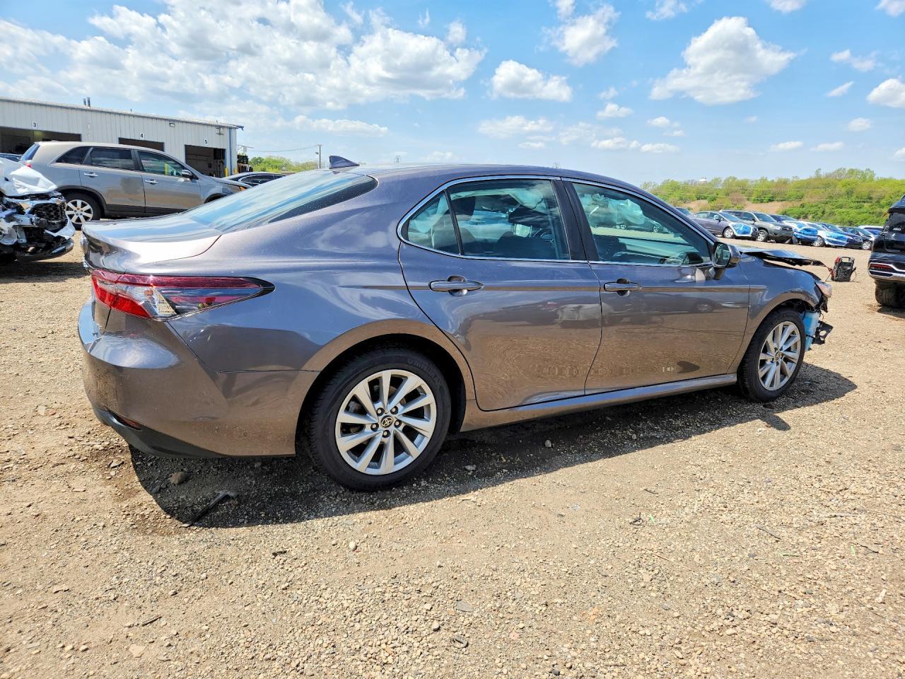 2023 Toyota Camry Le - Фото 3