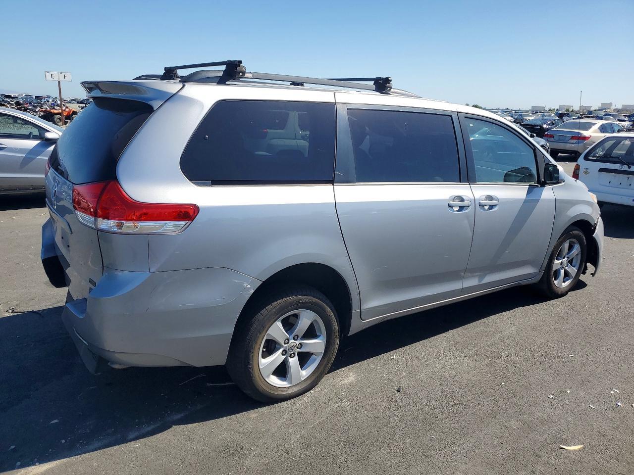 2013 Toyota Sienna Le - Фото 3