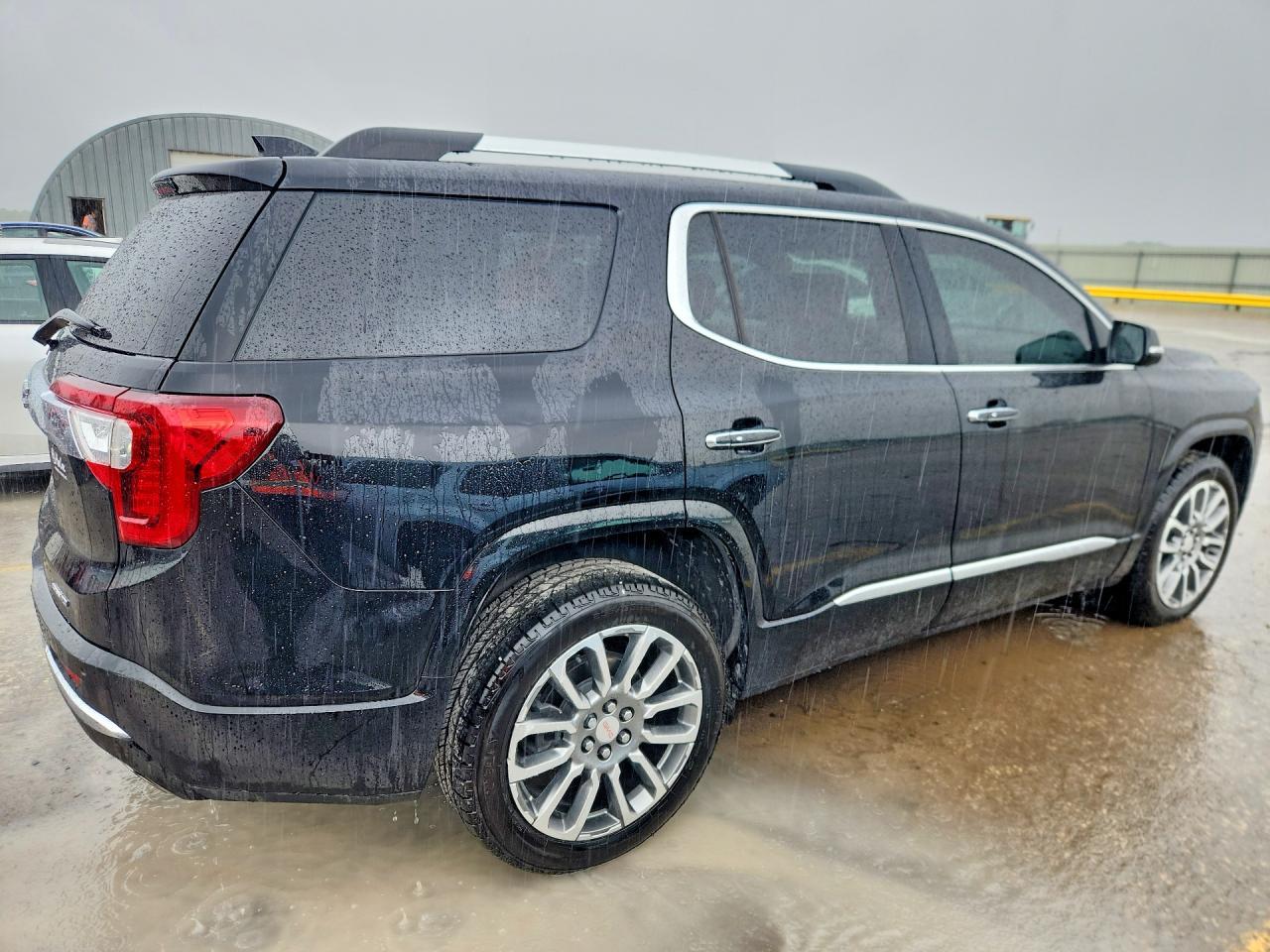 2023 GMC Acadia Denali - Image 3