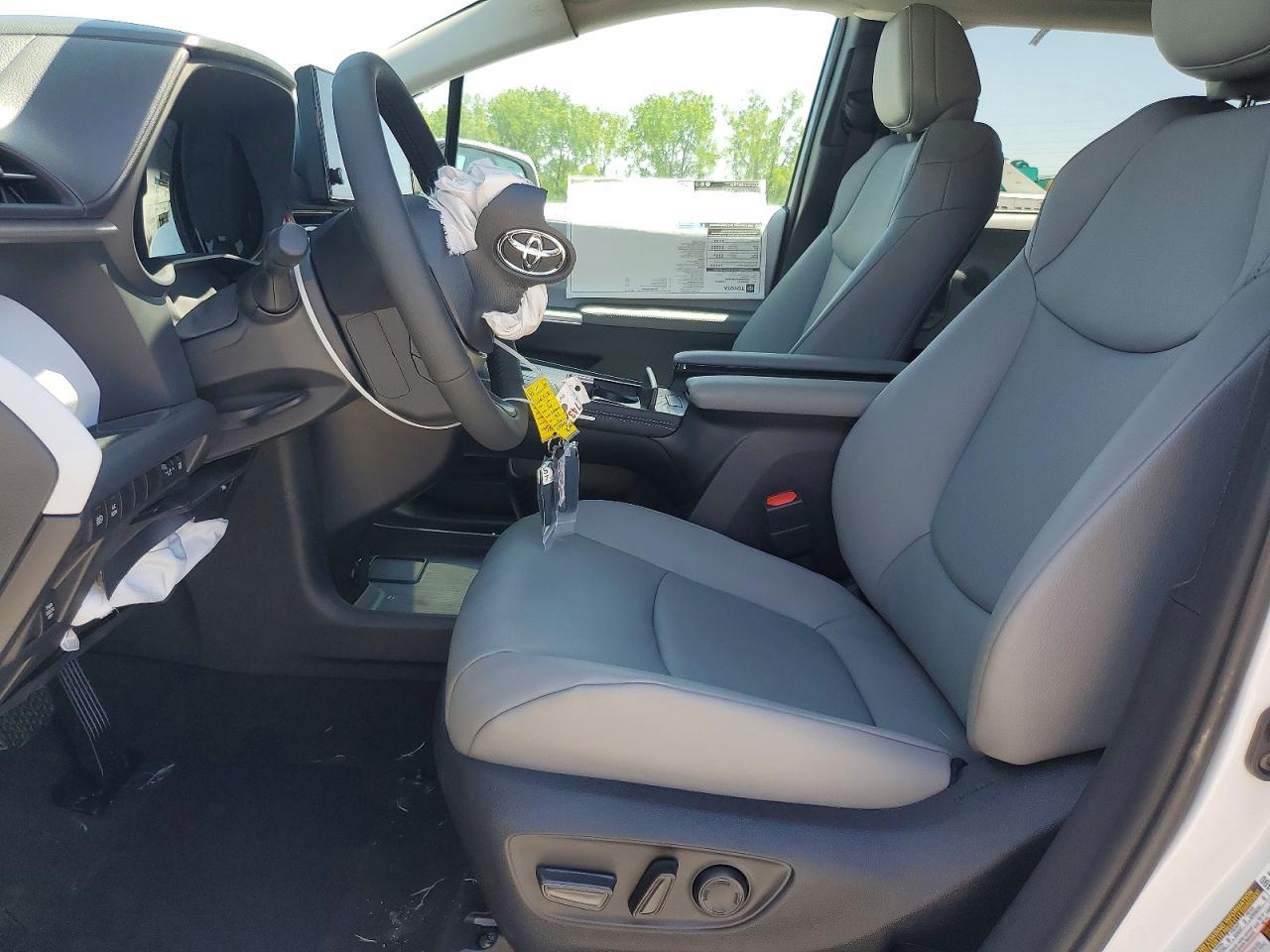2026 Toyota Sienna Xle 8-Passenger - Image 7