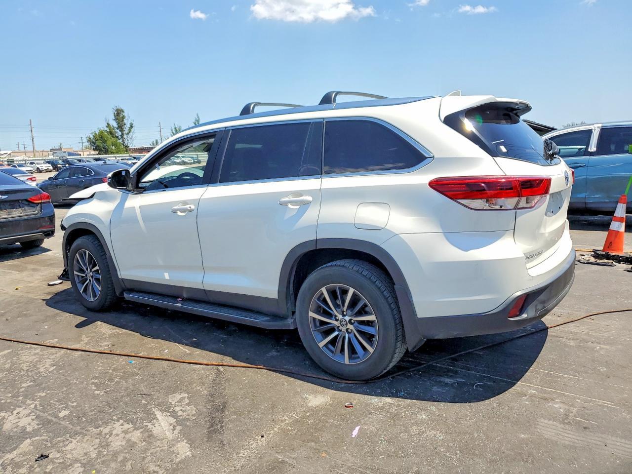 2019 Toyota Highlander Xle - Image 2