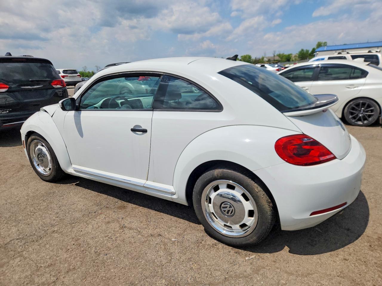 2015 Volkswagen Beetle 1.8T - Фото 2