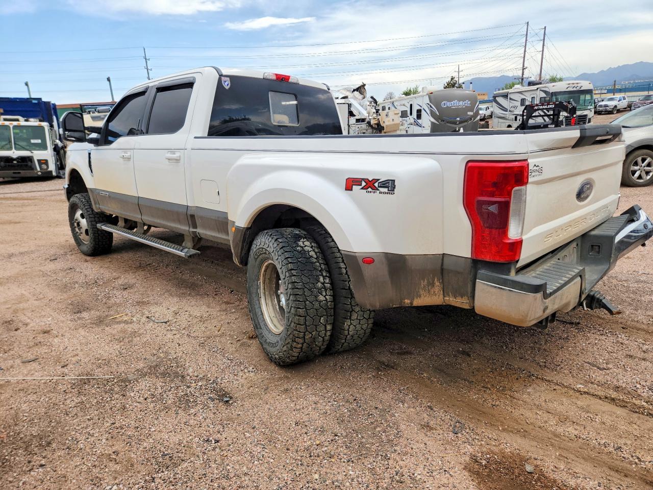 2017 Ford F350 Super Duty - Фото 2