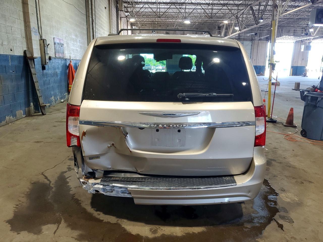 2014 Chrysler Town & Country Touring - Фото 6