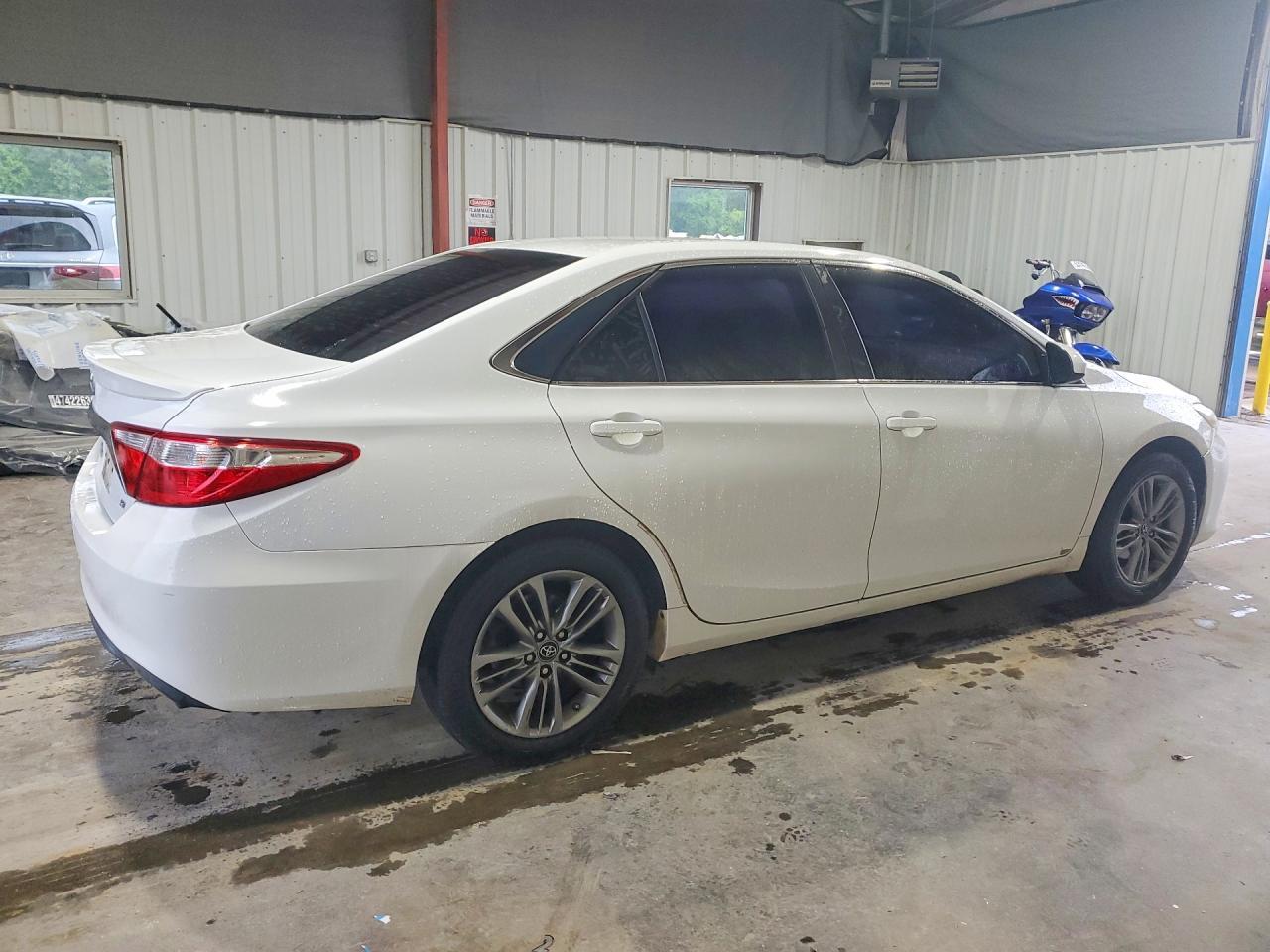 2016 Toyota Camry Se - Image 3