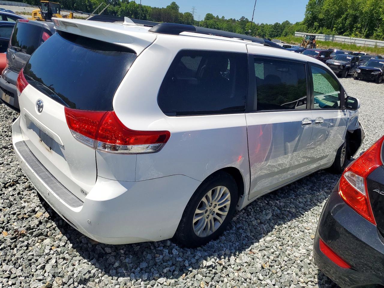 2014 Toyota Sienna Xle 8-Passenger - Фото 3