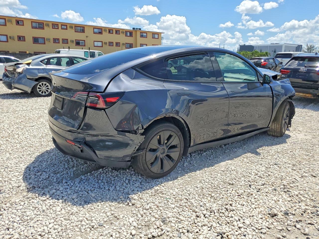 2025 Tesla Model Y - Фото 3