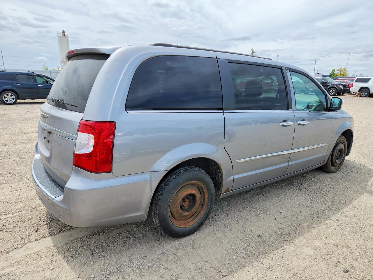 2013 Chrysler Town & Country Touring L - Фото 3