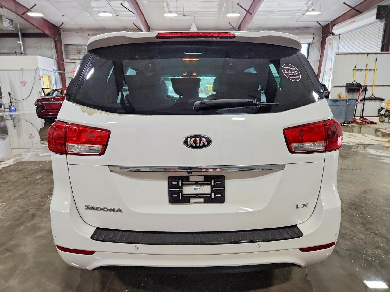 2017 Kia Sedona Lx - Фото 6