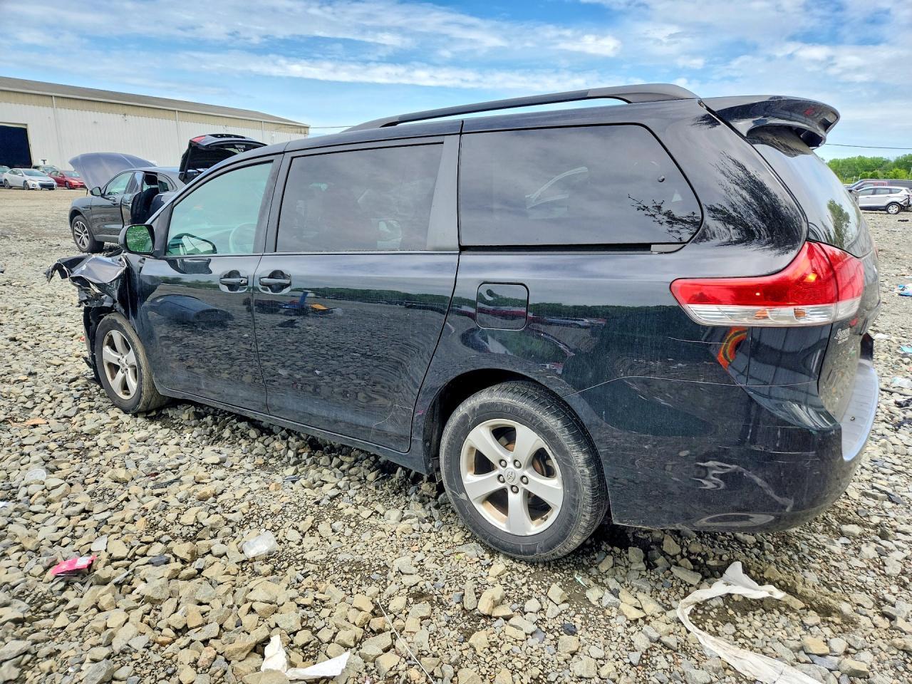 2014 Toyota Sienna Le - Фото 2