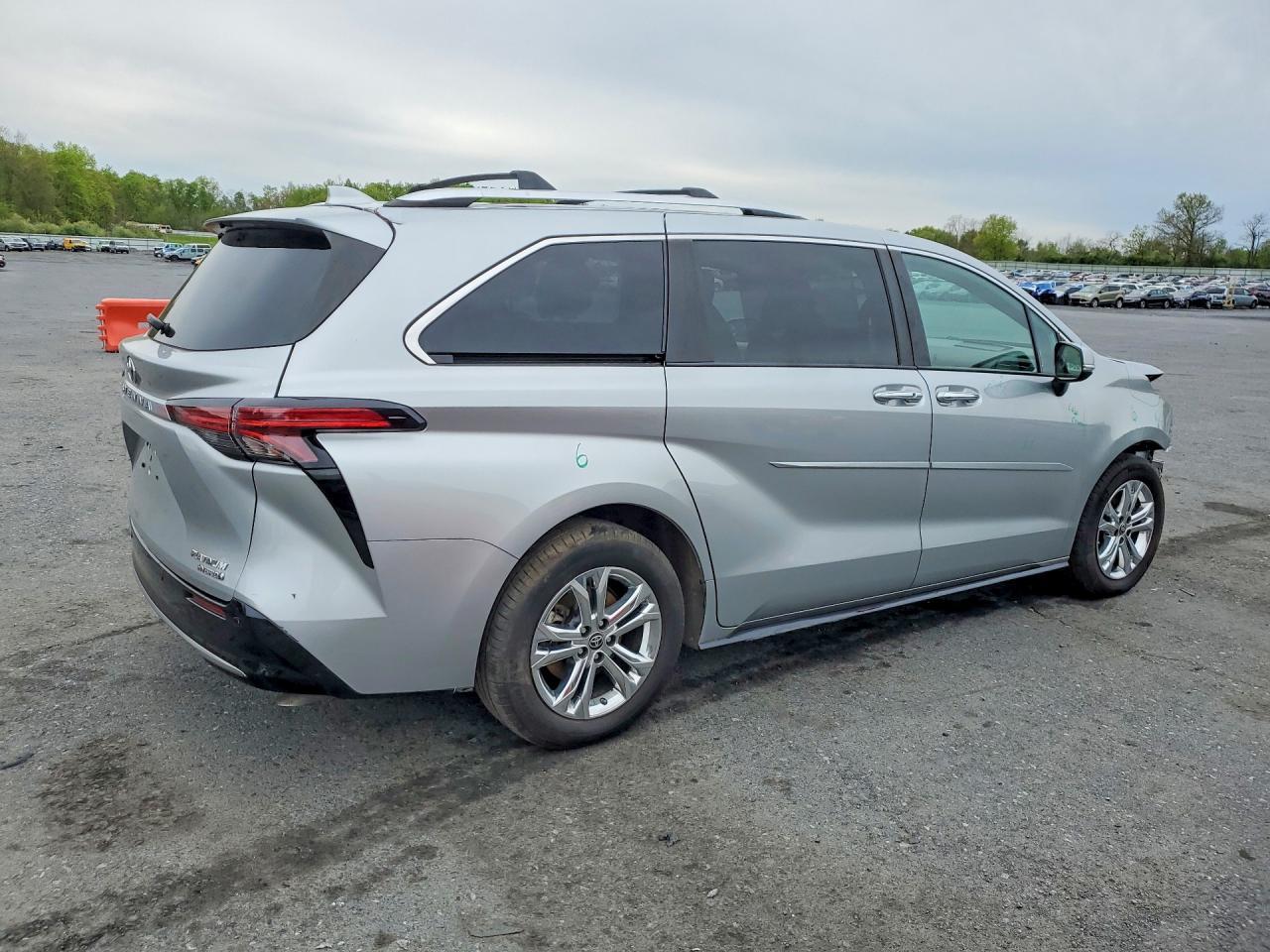 2022 Toyota Sienna - Фото 3