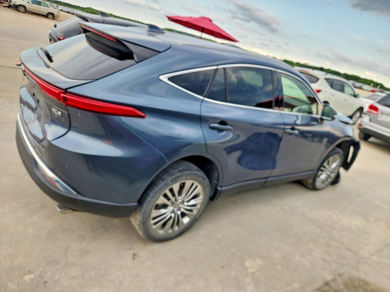2021 Toyota Venza Xle - Image 3