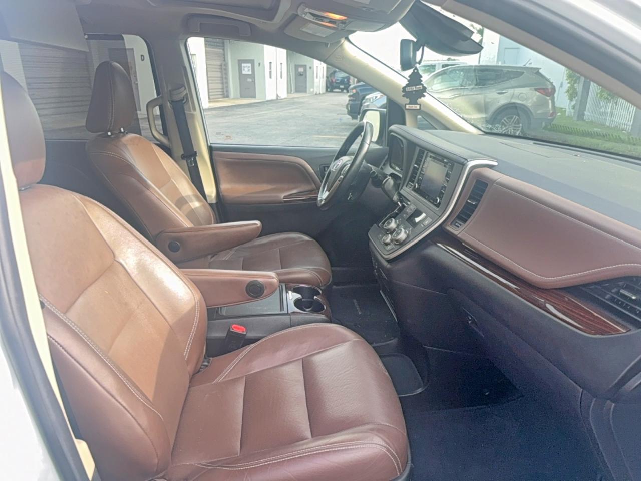 2020 Toyota Sienna Limited Premium 7-Passenger - Image 5