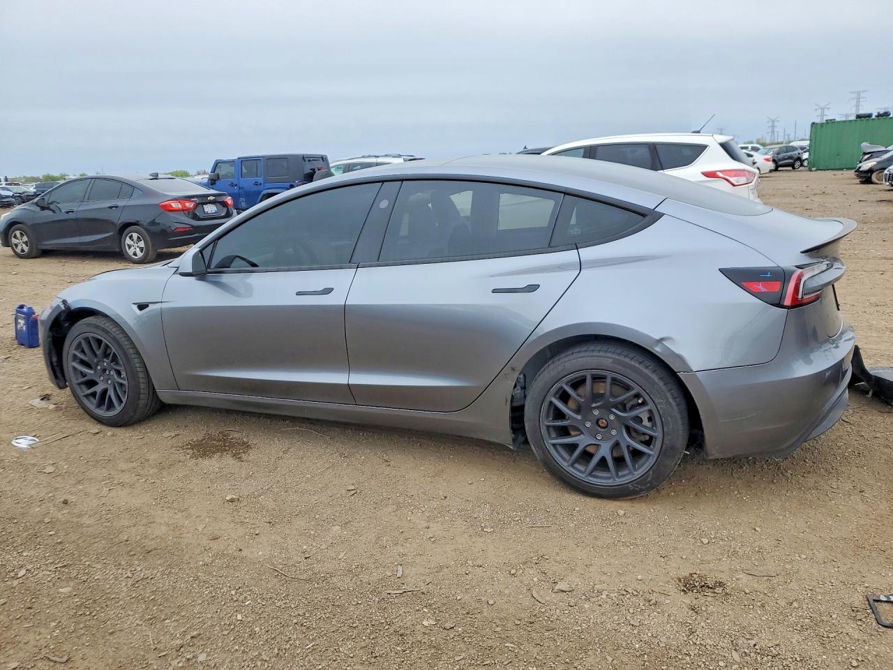 2025 Tesla Model 3 - Фото 2