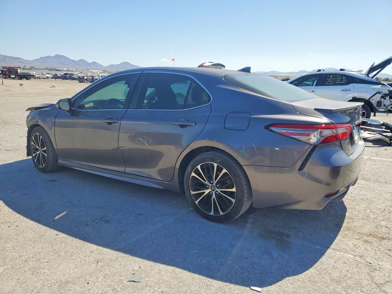 2019 Toyota Camry - Фото 2